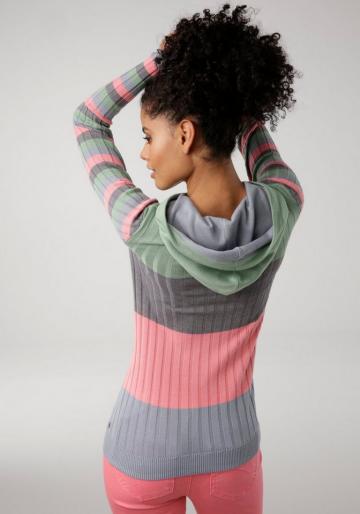 Вязаный пуловер