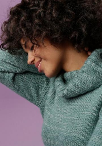 Пуловер с высоким воротником