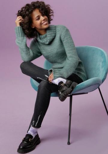 Пуловер с высоким воротником