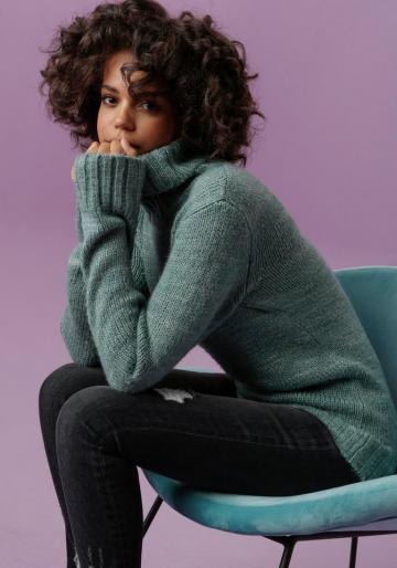 Пуловер с высоким воротником