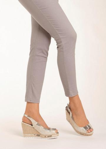 Босоножки на высоком каблуке