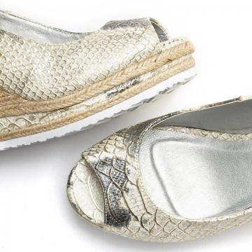 Босоножки на высоком каблуке