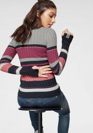 Вязаный пуловер