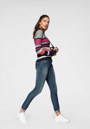 Вязаный пуловер