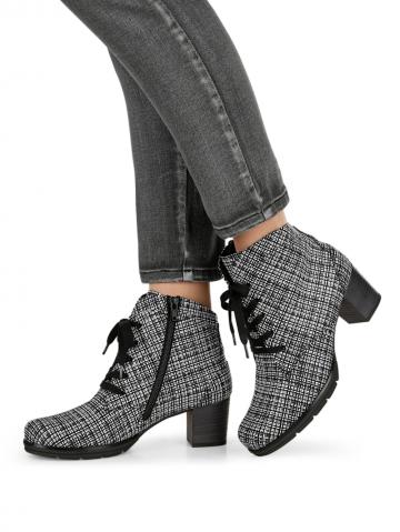 Сапожки на шнуровке