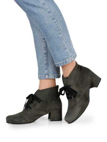 Сапожки на шнуровке