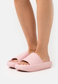 Шлепанцы Шлепанцы