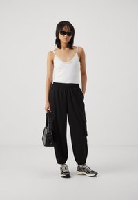 Топ на бретельках