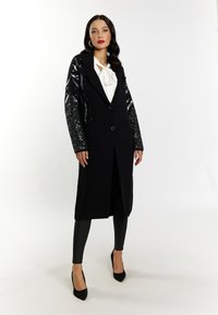 Длинный жилет