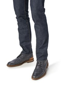 Ботинки на шнуровке