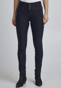 Узкие джинсы