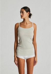 Топ на бретельках