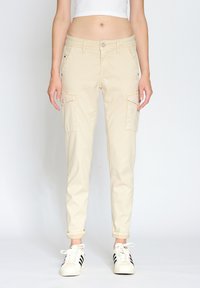 Короткие джинсы