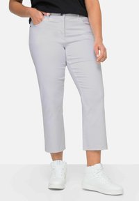 Короткие джинсы Короткие джинсы