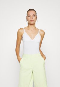 Топ на бретельках