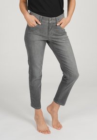 Короткие джинсы