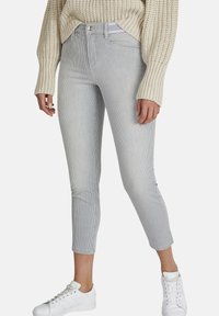 Короткие джинсы