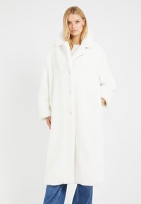 Шерстяное пальто Шерстяное пальто