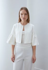 Короткий блейзер