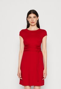 Платье футляр