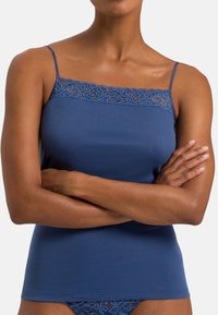 Топ на бретельках