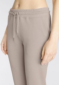 Спортивные штаны Спортивные штаны