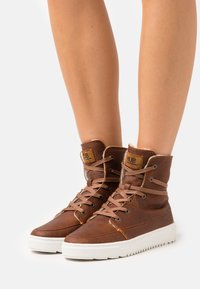 Ботинки на шнуровке Ботинки на шнуровке