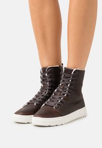 Ботинки на шнуровке