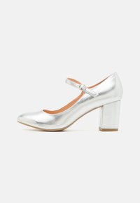 Туфли с ремешком