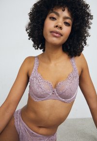 Бюстгальтер на косточках Бюстгальтер на косточках