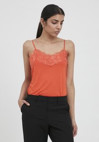 Топ на бретельках