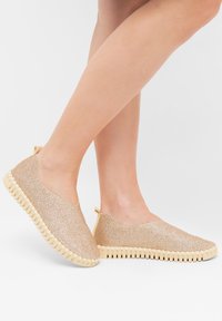 Полуботинки