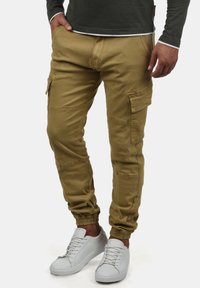 Брюки с накладными карманами Брюки с накладными карманами