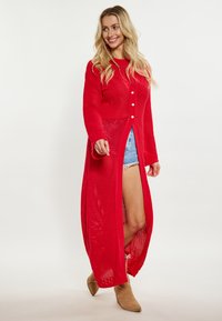 Длинный жилет