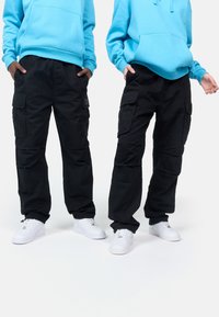 Брюки с накладными карманами Брюки с накладными карманами