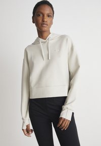 Пуловер с капюшоном