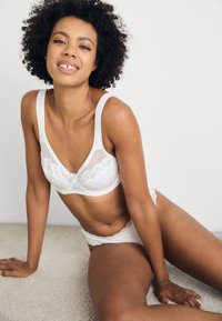 Бюстгальтер-минимайзер Бюстгальтер-минимайзер