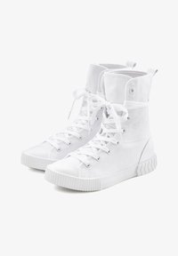 Ботинки на шнуровке