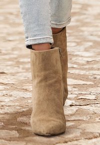 Полусапожки на высоком каблуке Полусапожки на высоком каблуке