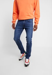 Узкие джинсы