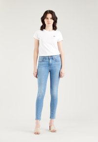 Узкие джинсы