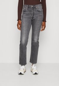 Прямые джинсы