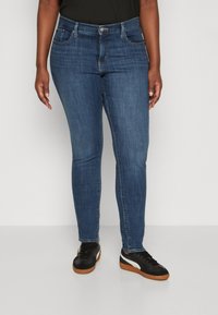 Узкие джинсы