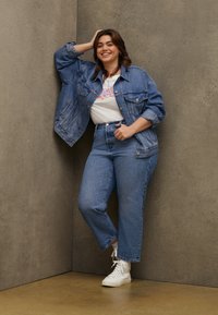 Прямые джинсы