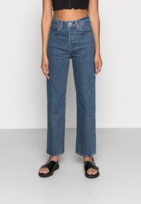 Прямые джинсы