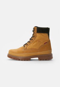 Ботинки на шнуровке