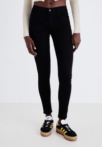 Узкие джинсы