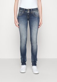 Узкие джинсы