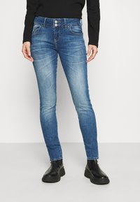 Узкие джинсы