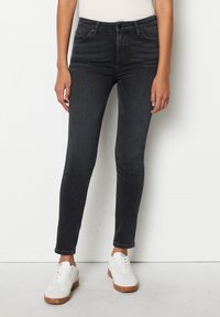 Узкие джинсы